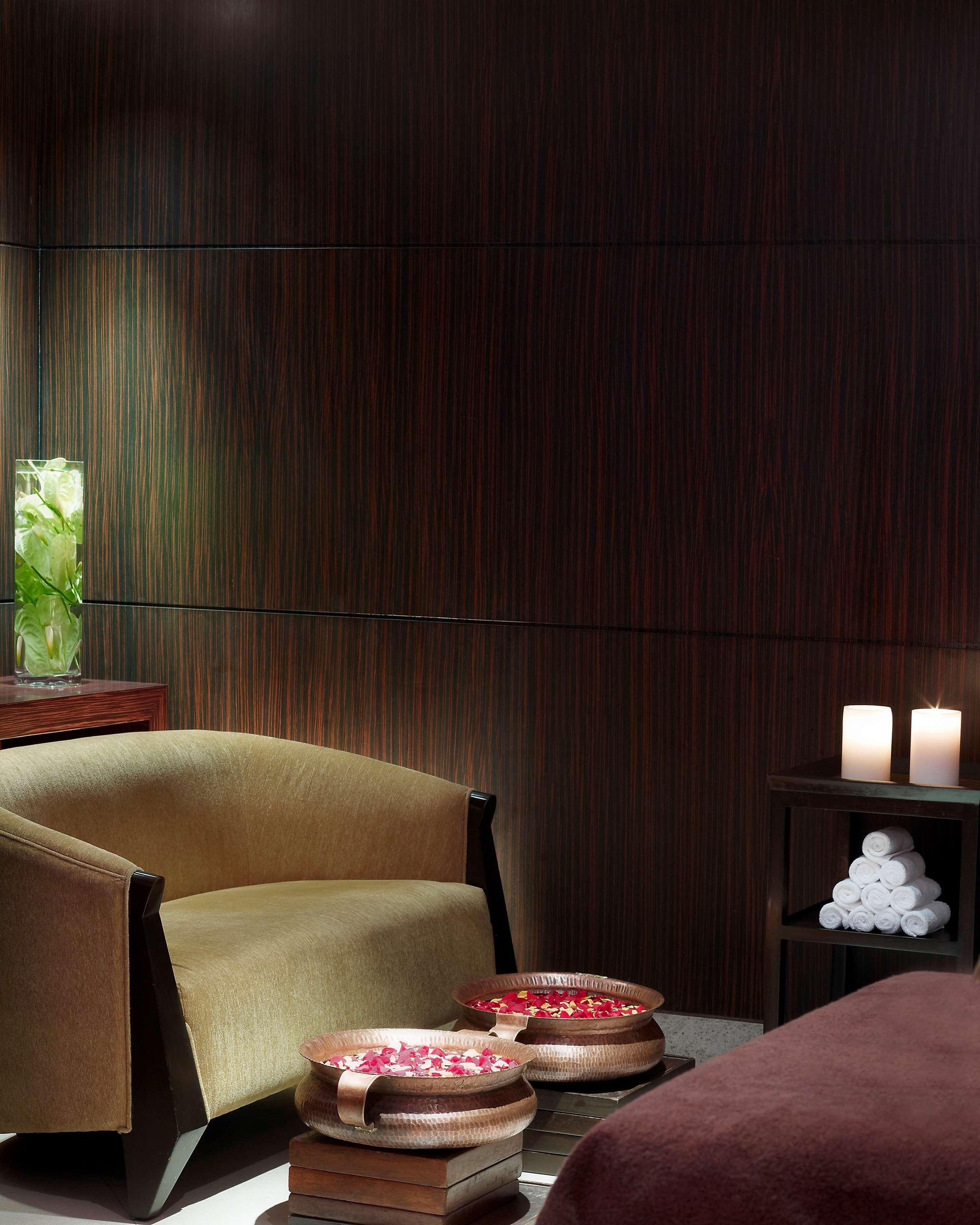 فندق حياة ريجنسي مومباي المظهر الخارجي الصورة A wall panel made of wood veneer